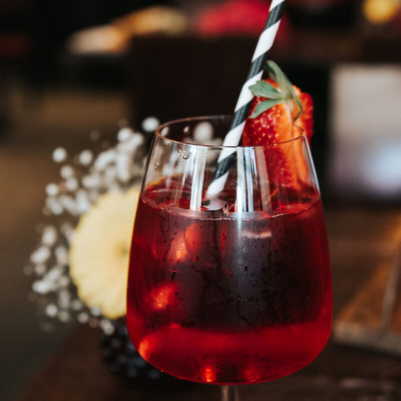 Erfrischender roter Cocktail mit Erdbeere und Ananas