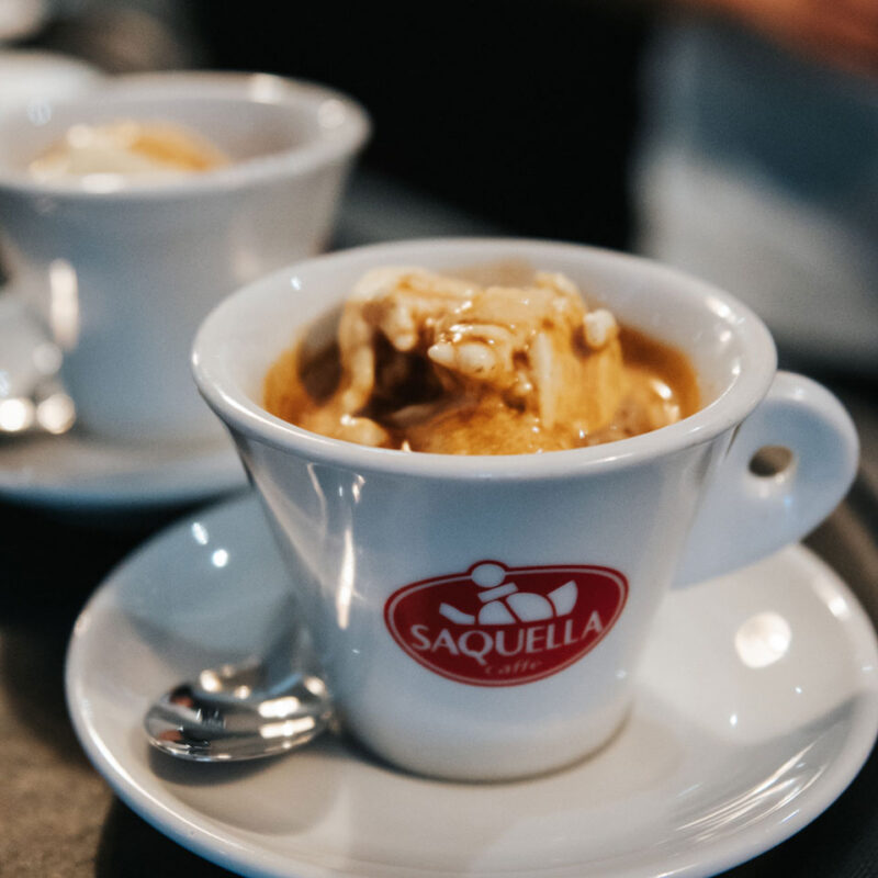Kaffee in Saquella-Tasse mit Löffel serviert