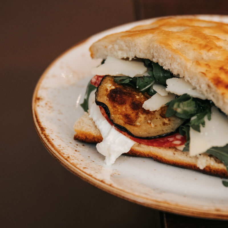 Vegetarisches Sandwich mit Käse und Gemüse genießen