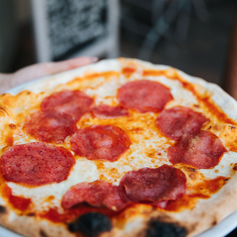 Leckere Pizza mit Salami und geschmolzenem Käse