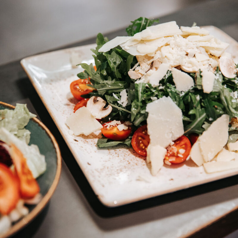 Frischer Rucola Salat mit Tomaten und Parmesan